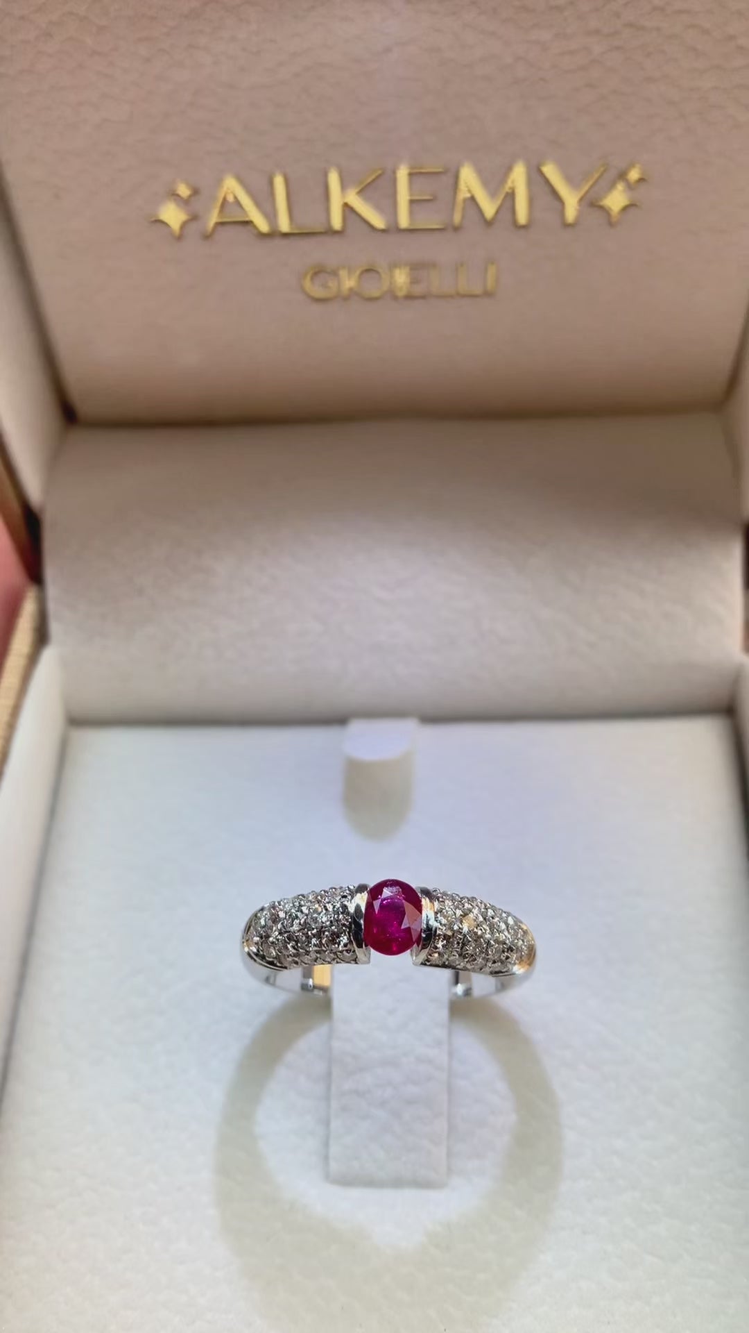 Anello in Oro Bianco con Rubino Naturale e Diamanti – Gioiello di Lusso Elegante